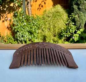 Outil de coiffage de barbe sculpté à la main, taille mini, facile à transporter, sculpture rustique, design vintage, pour usage personnel et cadeaux. - Product Image 5