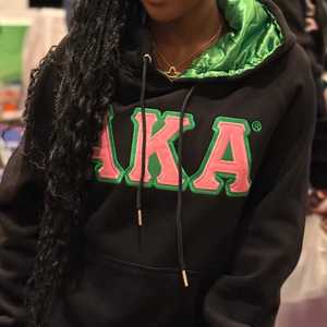 AKA เสื้อฮู้ดสีดำพรีเมียมสำหรับผู้หญิง ปักตัวอักษรกรีก เสื้อพูลโอเวอร์ผ้าฟลีซเนื้อนุ่ม สวมใส่สบาย มีสไตล์ - Product Image 5