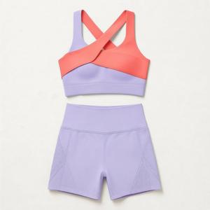 ชุดกีฬาผู้หญิงสีเทา เสื้อชั้นในแบบ Racerback กางเกงขาสั้นเอวสูง ไร้ตะเข็บ ระบายอากาศ แห้งเร็ว ผ้ายืดสแปนเด็กซ์ ชุดโยคะออกกำลังกาย 2 ชิ้น - Product Image 1