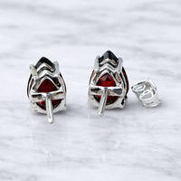 Boucles d'oreilles clous en pierre de lune naturelle taille poire, pierre précieuse facettée sertie à griffes, faites à la main, bijoux minimalistes, pierre de naissance, cadeau pour elle