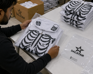 เสื้อฮู้ดดี้พิมพ์ลายโครงกระดูกแบบซับลิเมชั่น 3 มิติทั้งตัว ผลิตจากโรงงาน OEM ผ้าโพลีเอสเตอร์สีดำ แฟชั่นฮู้ดี้สำหรับสตรีทแวร์ ปาร์ตี้ฮาโลวีน - Product Image 5