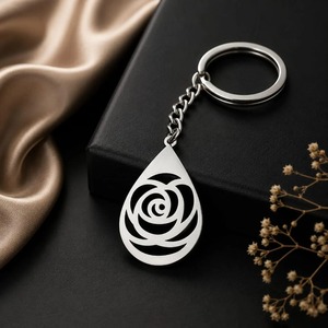 Llavero Redondo Ligero de Latón Chapado en Oro con Diseño de Hoja, Colgante Metálico de Lujo - Tendencia de Moda para Navidad, Halloween, Cumpleaños - Product Image 3