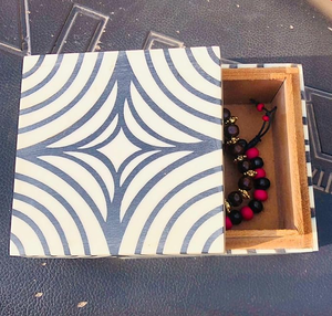 Caja de Joyería Cuadrada de Lujo con Incrustaciones de Hueso, Logotipo Personalizado, Organizador Decorativo de Madera MDF para Exhibición Elegante en el Hogar - Product Image 4
