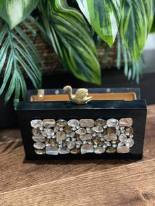 Bolso de mano de resina negra hecho a mano con adornos de piedras preciosas y cierre de cisne dorado, elegante bolso de noche con correa de cadena - Product Image 3