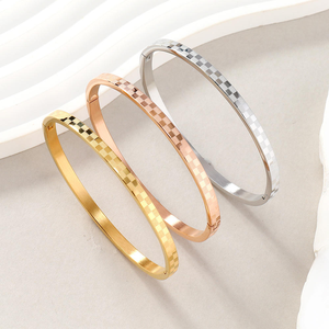 Bracelet jonc élégant en acier inoxydable pour femme, design durable et magnifique - Product Image 6