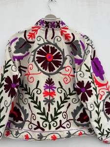 Chaqueta de Terciopelo de Algodón Suzani Bordada a Mano |   Abrigo Étnico Colorido de Invierno |   Regalo para ella: Chaqueta - Product Image 2