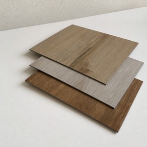 Proveedores de pisos de vinilo de 5 mm de grosor, LVT de instalación suelta (4.5 mm a 5 mm), revestimiento UV, piso de PVC impreso impermeable para interiores - Product Image 1