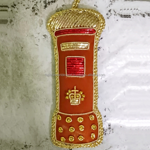 Ornement décoratif en forme de cabine téléphonique rouge de Londres, boîte téléphonique en tissu brodé à la main avec travail Zari pour décoration d'arbre - Product Image 1