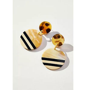 Pendientes de Resina Hechos a Mano con Aspecto Transparente Brillante, Pendientes de Resina Modernos con Destellos Artísticos en Espiral, AL MALIK CRAFT - Product Image 3