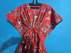 Robe d'été bohème légère et respirante en coton indien imprimé oiseaux rouges pour femmes - Product Image 3
