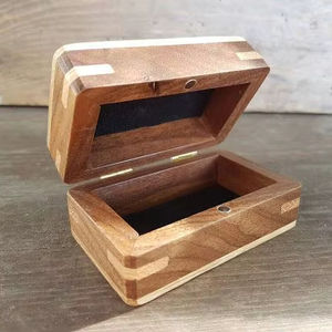 Caja de madera hecha a mano para anillos con vetas de madera natural y acabado premium, caja de madera maciza para anillos de compromiso. - Product Image 1