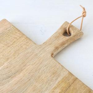 Tabla de cortar de madera de acacia con mango, gruesa, duradera, fácil de agarrar, para cortar, servir queso, pan y uso diario en la cocina. - Product Image 4