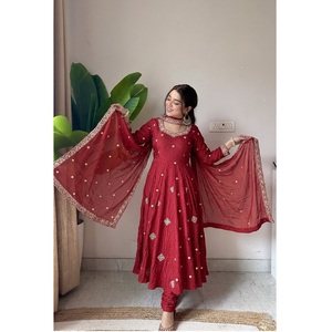 Pièce exclusive de notre propre marque, stylisée par des modèles réels pour un look et une ambiance authentiques, parfaite pour les événements festifs. - Product Image 1