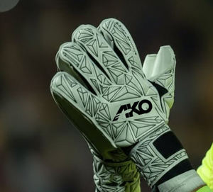 Gants de gardien de but personnalisés Ako : paume avant en Giga Latex, découpe hybride, protection des pouces, dos de la main avec gaufrage et impression silicone, sangle élastique. - Product Image 1