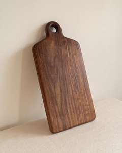 Planche à découper élégante en bois avec poignée de suspension, épaisse, durable, compatible couteaux, idéale pour couper, servir et présenter - Product Image 1