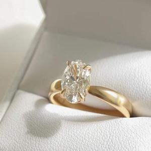 Bague classique en or massif 10k 14k 18k avec diamant ovale de couleur D cultivé en laboratoire et pierres latérales en diamant de laboratoire, cadeau d'anniversaire ou de mariage pour femme - Product Image 2