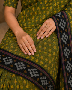 Magnifique Saree en Coton et Soie Tissé à la Main Vert Olive et Noir, Bordure Ikat Sambalpuri, Style Traditionnel Indien pour Fêtes et Mariages - Product Image 3