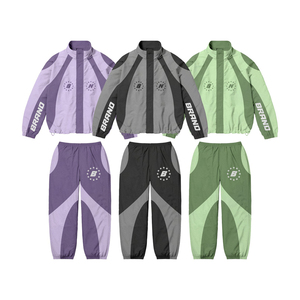 Ensemble de survêtement streetwear color block pastel, veste coupe-vent oversize et pantalon de jogging, tenue athleisure unisexe tendance - Product Image 1