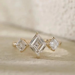 Bague de fiançailles en moissanite taille cerf-volant, or 14 carats, trois pierres, bague de promesse unique, bague de demande en mariage, bague faite à la main. - Product Image 6