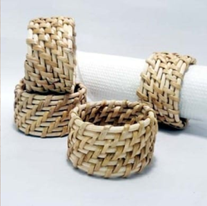 Anneau de serviette en rotin tressé à la main, style rustique, avec un bouton tressé assorti, disponible à prix de gros. - Product Image 2