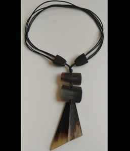 Collar con Colgante Hecho a Mano de Cuerno de Búfalo Unisex, Artesanía Natural, Estilo Rústico Bohemio Tribal, Ecológico y Moderno - Product Image 3