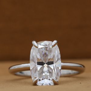 Bague solitaire de luxe en or blanc 14 carats, taille coussin, cultivée en laboratoire, sertie de quatre griffes, élégante, minimaliste, pour fiançailles ou mariage - Product Image 4
