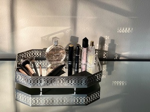 Bandeja de Almacenamiento Metálica Hexagonal con Acabado Pulido, Diseño Moderno para Mesa, Apilable, Organizador de un Solo Nivel - Product Image 4