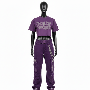 Conjunto de pantalón cargo y top corto morado de felpa francesa de algodón y poliéster de 240 GSM premium para mujer con paneles de logotipo con pedrería. Conjuntos para mujer. - Product Image 1