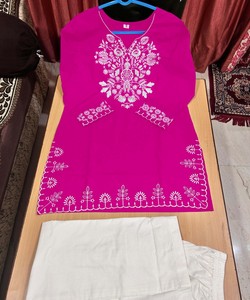 Kurta Rosa Vintage de Rayón Bordado con Pantalones Palazzo Blancos para Mujer, Estilo Holgado para Fiesta, India Pakistán SALASAR 85288 - Product Image 4