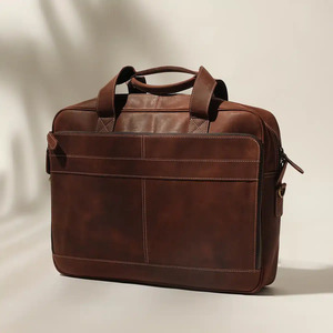 Maletín clásico de cuero marrón para portátil con cierre de cremallera y correa para el hombro para uso laboral - Bolso delgado de cuero marrón para portátil - Product Image 1