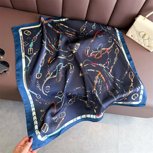 Pañuelo cuadrado de lujo para mujer, elegante hiyab, pañuelo suave de seda estampado con cadenas, chal para viaje - Product Image 3