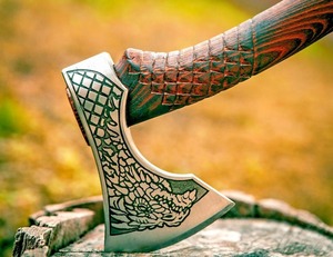 Hacha Vikinga Dragón |   Hacha de Acero al Carbono Forjada a Mano y Grabada Personalizada con Mango de Madera de Fresno y Funda de Cuero Vacuno - Product Image 2