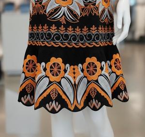 Falda Tradicional Micronesiana Personalizada al por Mayor, Falda Midi Elegante Negra con Bordado Floral para Mujer, Cintura Alta - Product Image 4