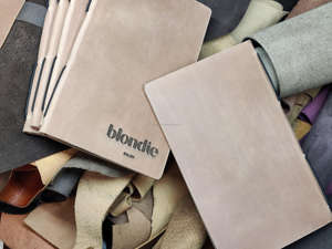 Elegante Porta Menús de Cuero de Lujo con Protección Duradera a Prueba de Olores para Restaurantes, Cafés y Comedores, Personalización de Marca LMC-0087 - Product Image 3