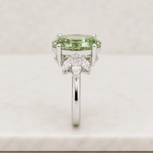 Anillo de Compromiso Moderno con Corte Oval Esmeralda, Engaste de Oro de 18K con Diseño de Flor, Joyería Fina Clásica para Mujer - Product Image 3