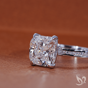 Anillo de compromiso de oro blanco de 10K con diamante de laboratorio de corte cojín de 3 quilates, banda pavé y certificado IGI - Product Image 2