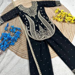Ensemble Kurti Sharara en Georgette avec broderie lourde et travail Moti, et Dupatta en voile de soie, entièrement cousu, pour enfants, par Royal Export - Product Image 4