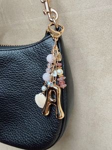 Porte-clés brodé artistique et perlé avec un artisanat fait main complexe pour un cadeau unique - Product Image 1