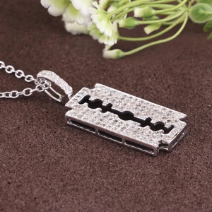Pendentif Lame de Rasoir Personnalisable en Moissanite 0,50 Cttw, Breloque Hip Hop en Argent Sterling Plaqué Or, Certifié GRA, Sertissage à Griffes - Product Image 1