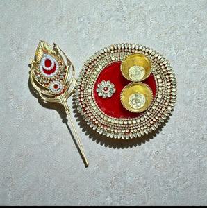 Eleva los rituales festivos con este exquisito juego de thali para pooja, hecho a mano, adornado con un elegante adorno de plumas de pavo real. - Product Image 1