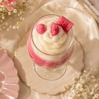 Bougie artisanale premium en cire de soja, parfumée crème fouettée, dans un bocal en verre, lavable au lave-vaisselle, pour aromathérapie moderne et décoration intérieure.