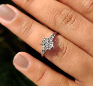 Bague de fiançailles de luxe en diamant taille radiant à trois pierres avec diamants latéraux baguette effilés, design élégant de bijoux fins pour mariée - Product Image 1