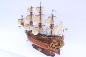 Modèle de bateau à voile en bois fait main - Navire français du XVIIe siècle, modèle réduit, décoration pour la maison ou le bureau, Le Soleil Royal - Product Image 1