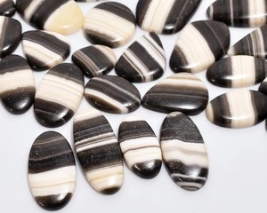 พลอยคาบอชอนผสมลายม้าลายสีดำขาวธรรมชาติ  ขัดเงา  สำหรับทำเครื่องประดับ - Product Image 2