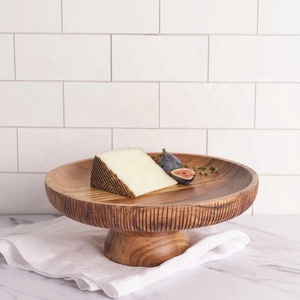 Support à gâteau en bois d'acacia fabriqué à la main avec pied élégant sculpté, parfait pour l'affichage de desserts et la décoration intérieure - Product Image 1