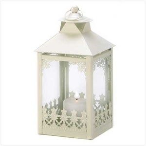 Farol de metal blanco con diseño floral cortado a láser para decoración del hogar - Product Image 1