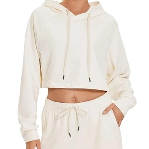 ชุดเซ็ตเสื้อครอปท็อปและกางเกงขาสั้นแบบมีฮู้ด สกรีนโลโก้ตามสั่ง ขายส่ง ลวดลายย้อมสีแบบ Acid Wash ชุดเซ็ต 2 ชิ้นสำหรับผู้หญิง ชุดออกกำลังกาย 2 ชิ้น รุ่น 2026 - Product Image 3