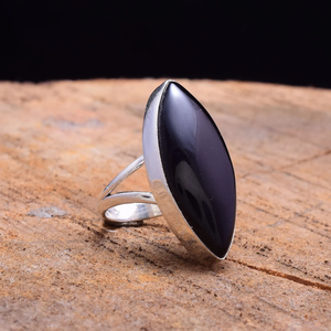 แหวนทำมือจากหินออนิกซ์สีดำ แหวนเงินประดับพลอยออนิกซ์ธรรมชาติ เครื่องประดับดีไซน์โดดเด่น - Product Image 1
