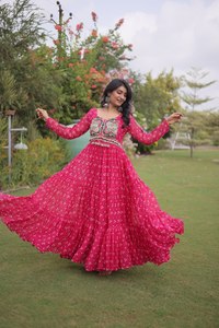 Vestido especial para Navratri con estampado Bandhani de diseñador, con trabajo Gamthi, trabajo de espejos auténticos y encaje Kodi en tejido Faux Georgette. - Product Image 1
