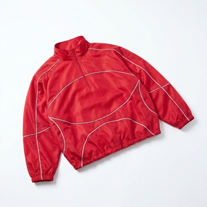 เสื้อแจ็คเก็ตแบบสวมหัวสีแดงแต่งแถบสะท้อนแสง ซิปครึ่งตัว เสื้อกีฬาน้ำหนักเบาพร้อมแถบตัดสี |   ยูนิเซ็กซ์ รับผลิตแบบ OEM/ODM แบรนด์ส่วนตัว - Product Image 1